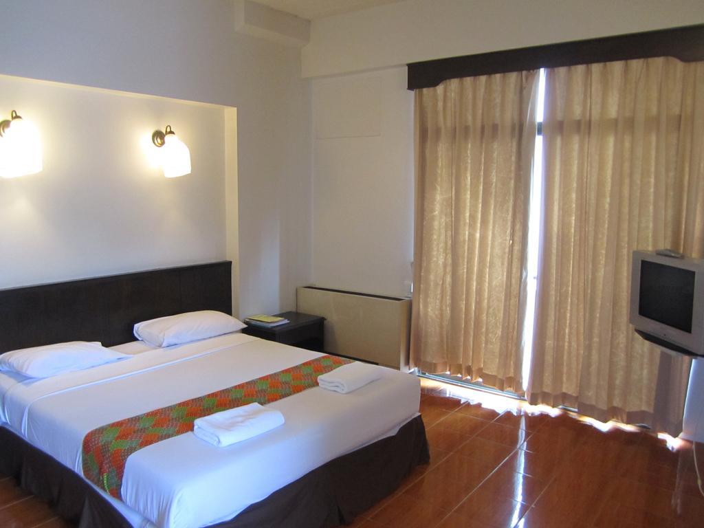 Rome Place Hotel Phuket Bagian luar foto