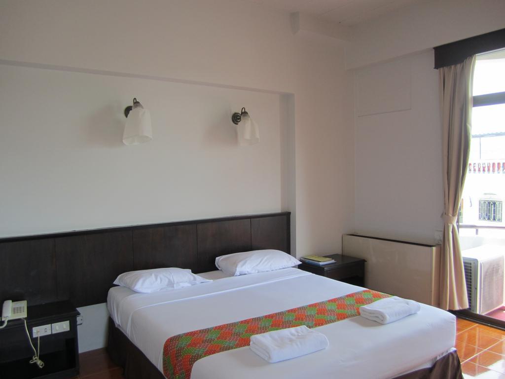 Rome Place Hotel Phuket Bagian luar foto